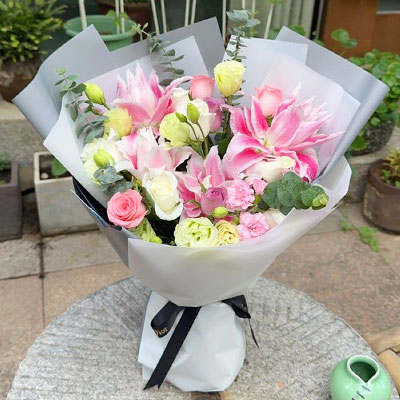通辽9朵玫瑰混搭百合,爱恋纯真无邪